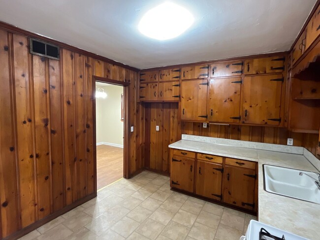 Building Photo - **ON HOLD**3 Bedroom / 1 Bathroom Home for...