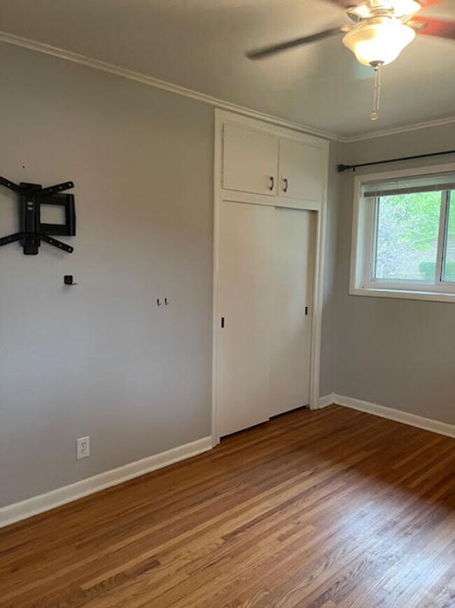 Building Photo - Well Maintained Mid Town Bungalow!