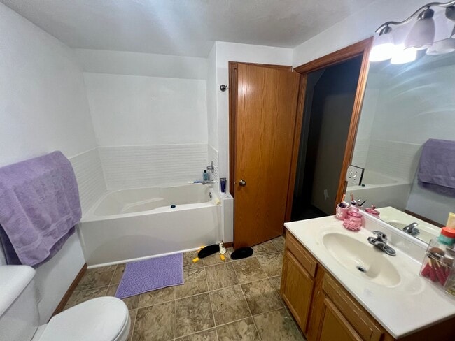 Building Photo - 4 Bedroom 2 Bathroom Fenced Moline Home