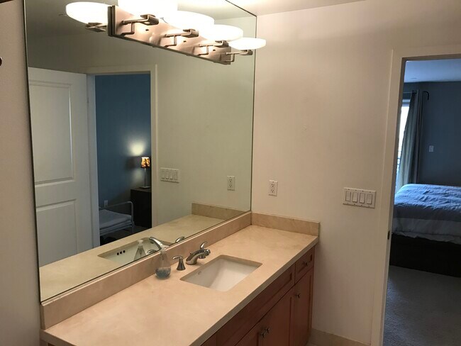 Building Photo - 1951 N Beachwood Dr