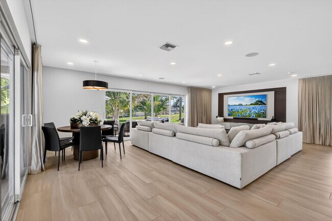 Building Photo - 937 SW 34th Ct