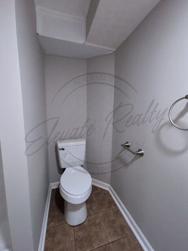 Building Photo - Cozy Garden Apartment in Donelson with a Spring Special!