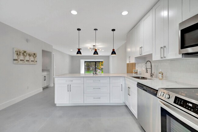 Building Photo - 7898 Eastlake Dr