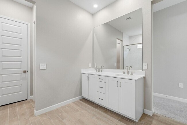 Building Photo - 5028 E Shady Glen Ave