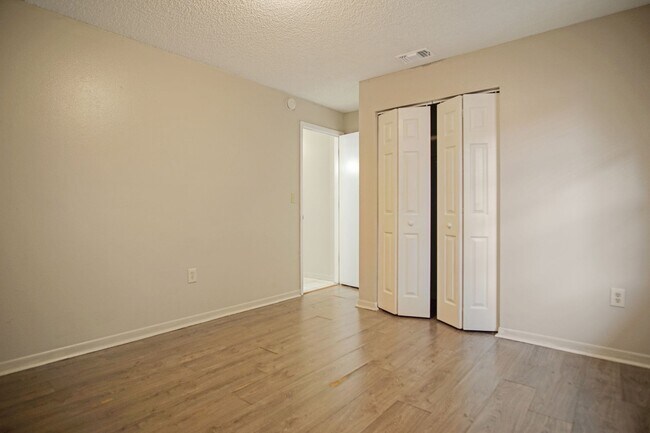 Building Photo - Private 2BR/1BA Duplex with Florida Room