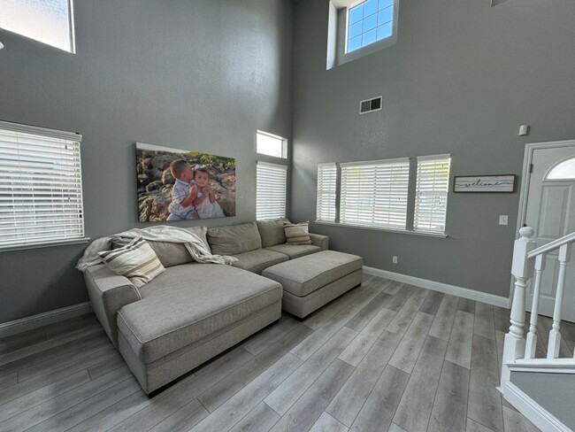 Building Photo - 4 Bedroom home in Dixon
