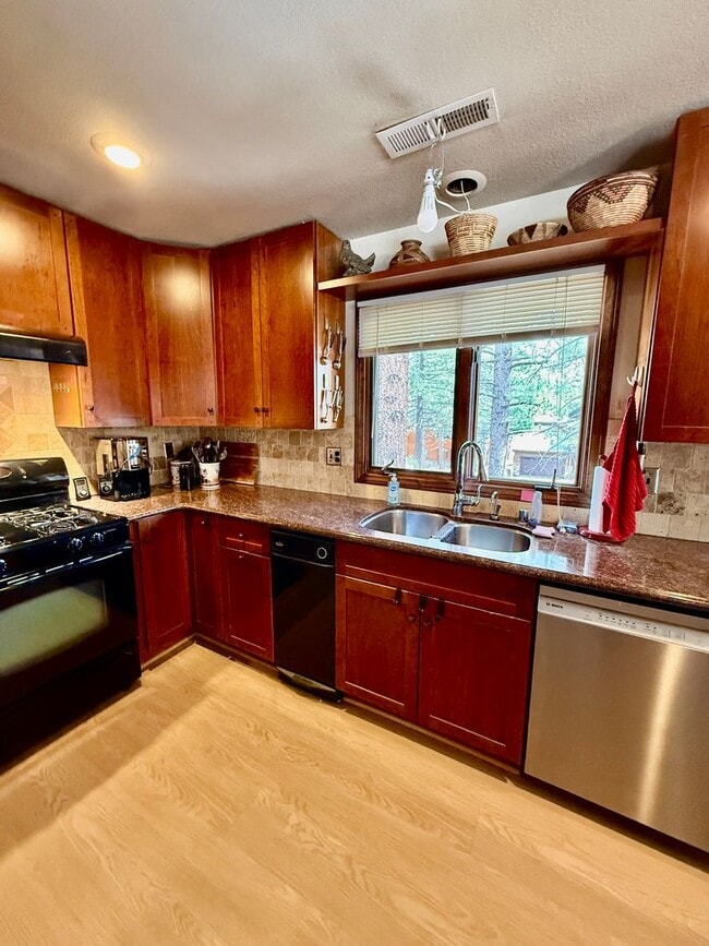 Building Photo - Furnished 3BD/2BA Near Eagle Lodge | Sunny Deck | Wood-Burning Fireplace | Garage