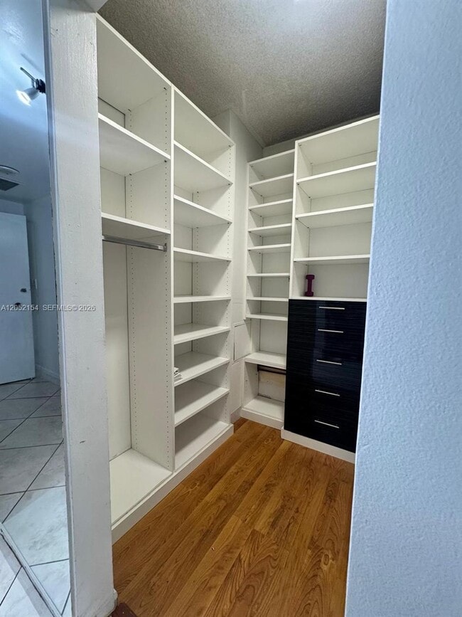 Building Photo - 905 Brickell Bay Dr