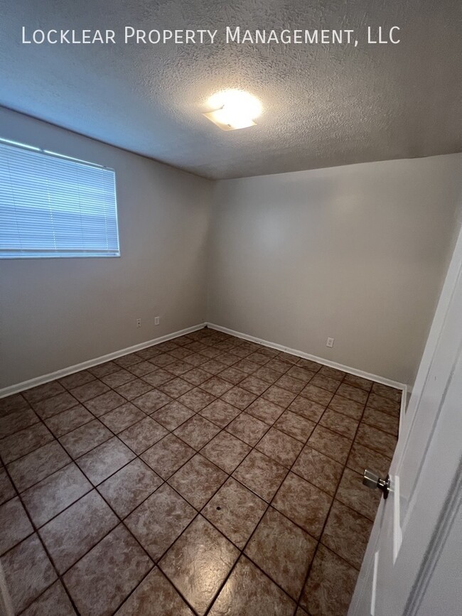 Building Photo - Free Month Rent if moved in by 2/14/2025!