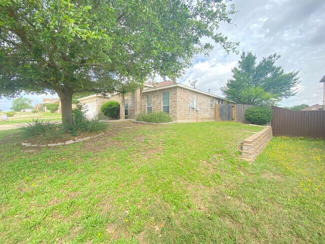 Building Photo - Beautiful 4 bed 2 bath home in White Rock subdivision.