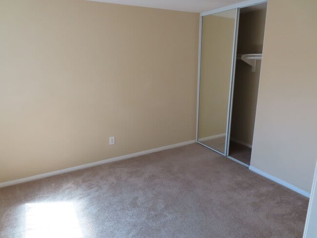 Building Photo - Two Bedroom townhome in the Oak Park / Lem...