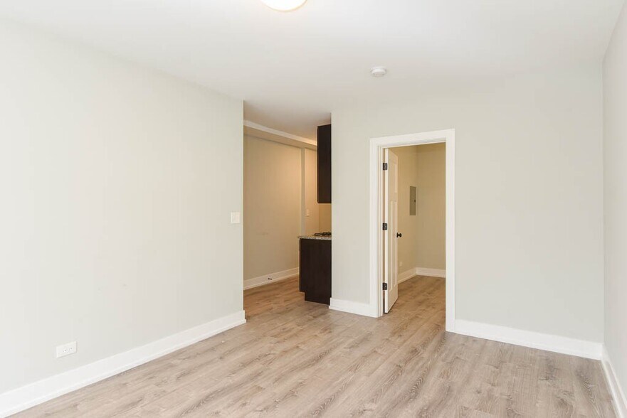 Building Photo - 725 W Brompton Ave