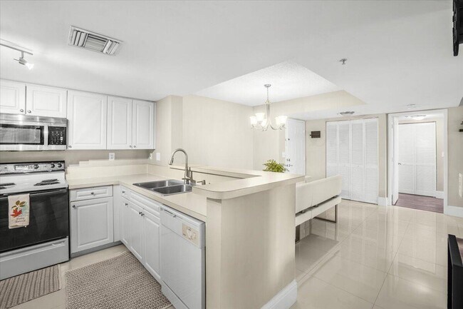 Building Photo - 520 SE 5 Ave