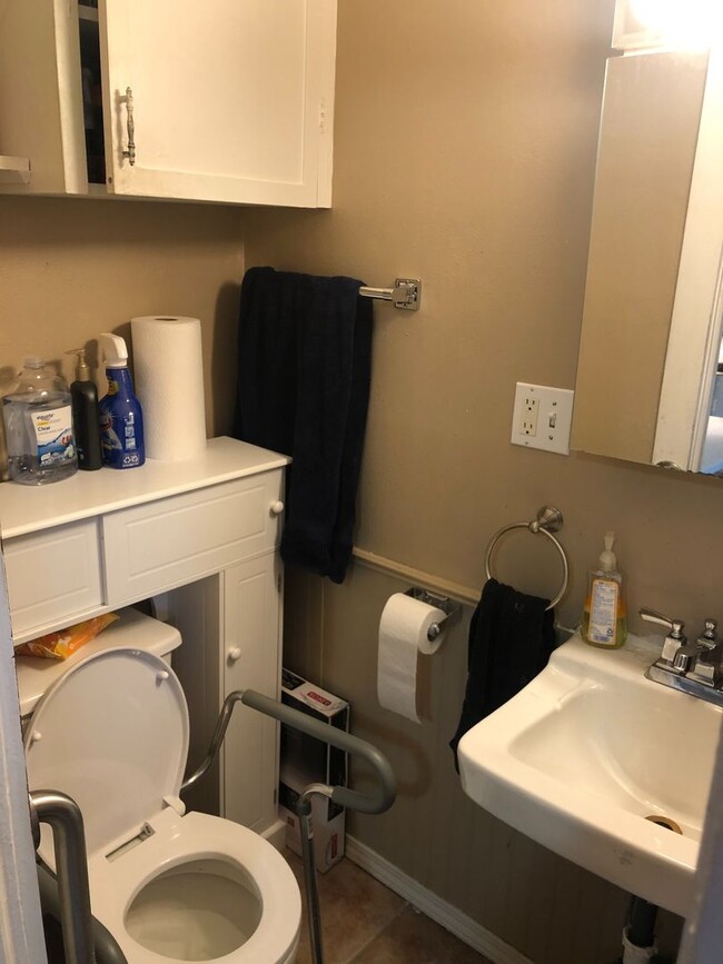 Building Photo - Large Five Bedroom Home in Lakeside!