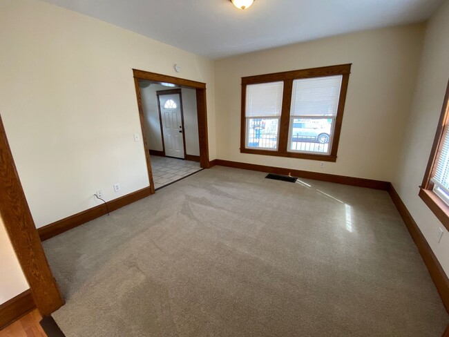 Building Photo - 3 Bedroom, 1.5 Bath Single Family Home Ava...