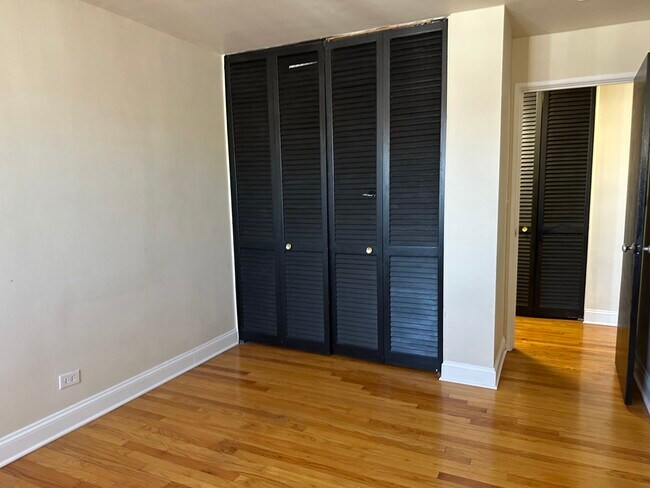 Building Photo - 2411 W Balmoral Ave