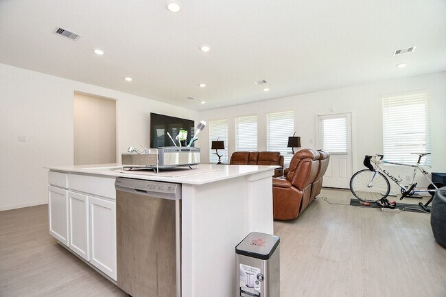 Building Photo - 26610 Coast Redwood Dr