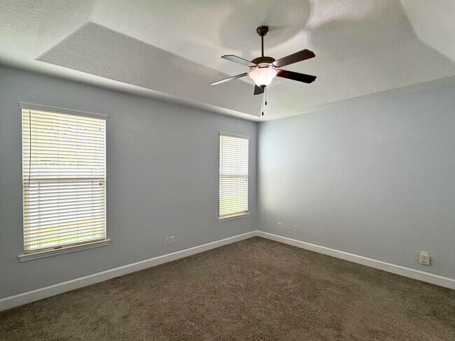 Building Photo - Woof and Meow Friendly! 4/3 with a fenced in yard!