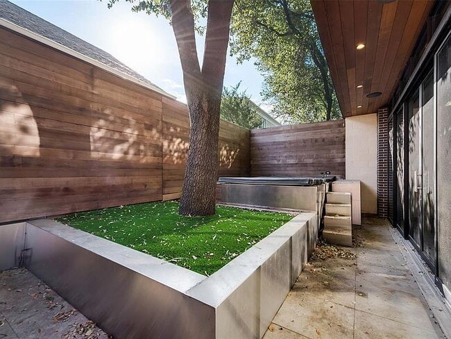 Building Photo - "Luxurious 3-Bed Oasis with 5 Full Baths in Prime Dallas Location - 4,666 Sq Ft of Elegance!"