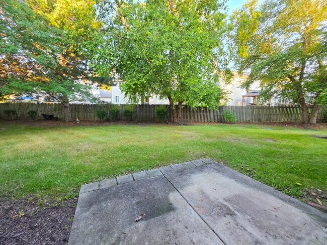 Building Photo - 3959 Blackstone Dr