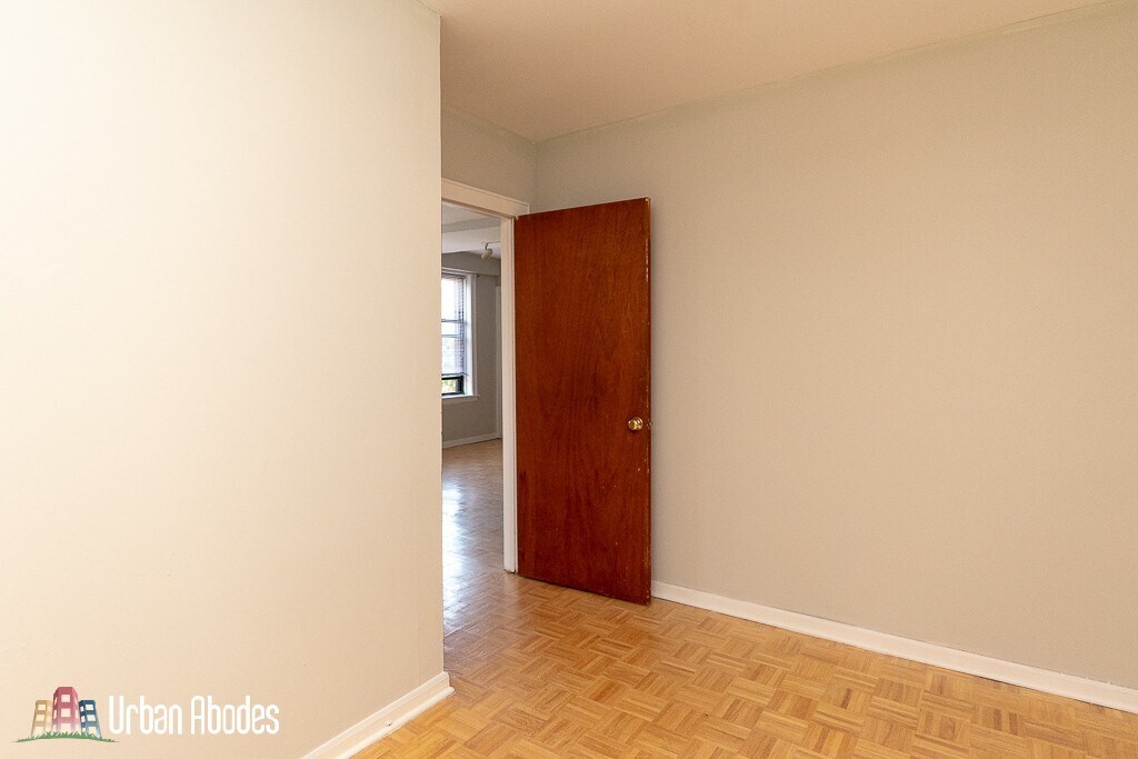 Building Photo - 727 W Belmont Ave