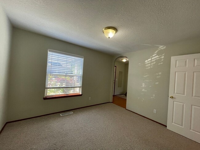 Building Photo - Bright 3 Bedroom 2.5 Bathroom House ~ Wash...