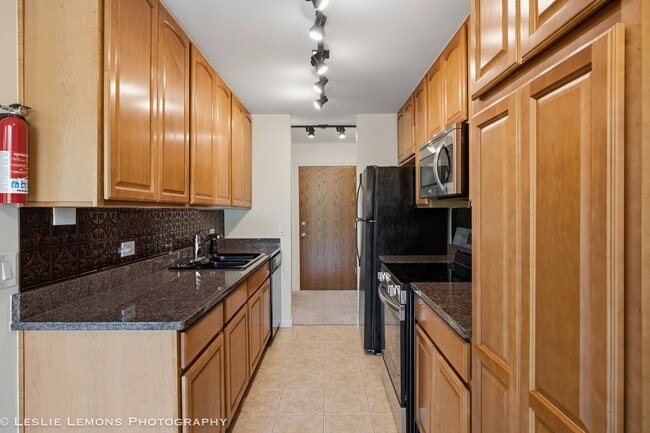 Building Photo - 6000 Oakwood Dr