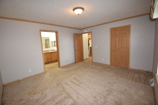 Building Photo - Country Home Available in Greenfield