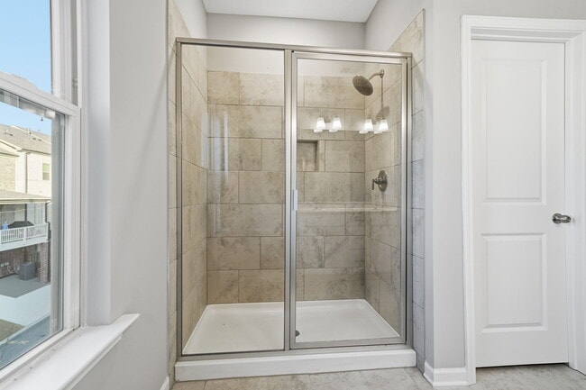 Building Photo - 318 Commons Ave