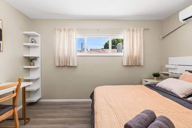 Building Photo - Modern Retreat with Spacious Yard & Cozy Interiors