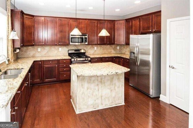 Building Photo - 1004 E Paces Chase