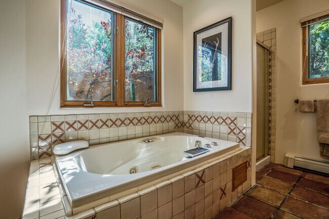 Building Photo - Northside Santa Fe Home