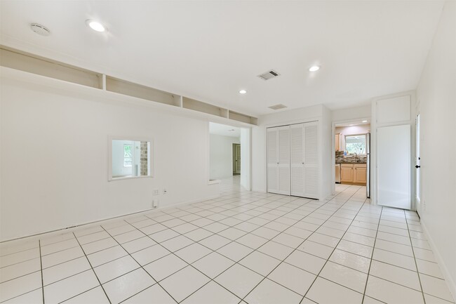 Building Photo - 807 Stadium Cir