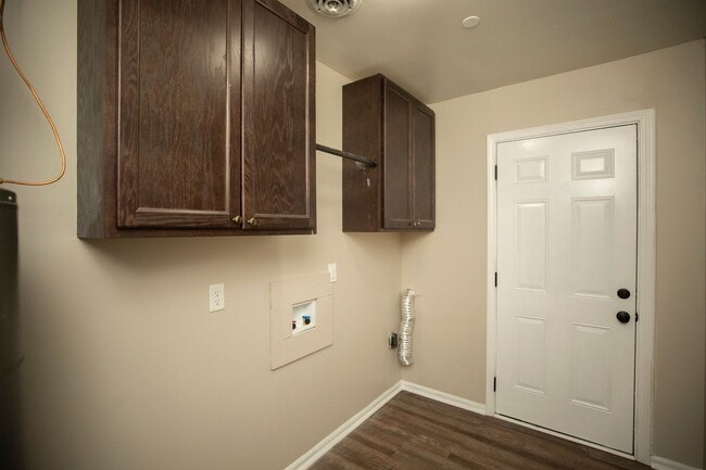 Building Photo - ** 4 bed 2 bath located by Montgomery Academy ** Call 334-366-9198 for a self showing