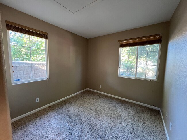 Building Photo - Highly Saught After Stonelake 4 Bedroom with Gorgeous Master Suite!