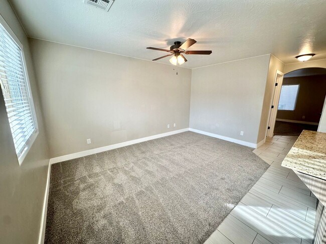 Building Photo - Desert Hills Gem!