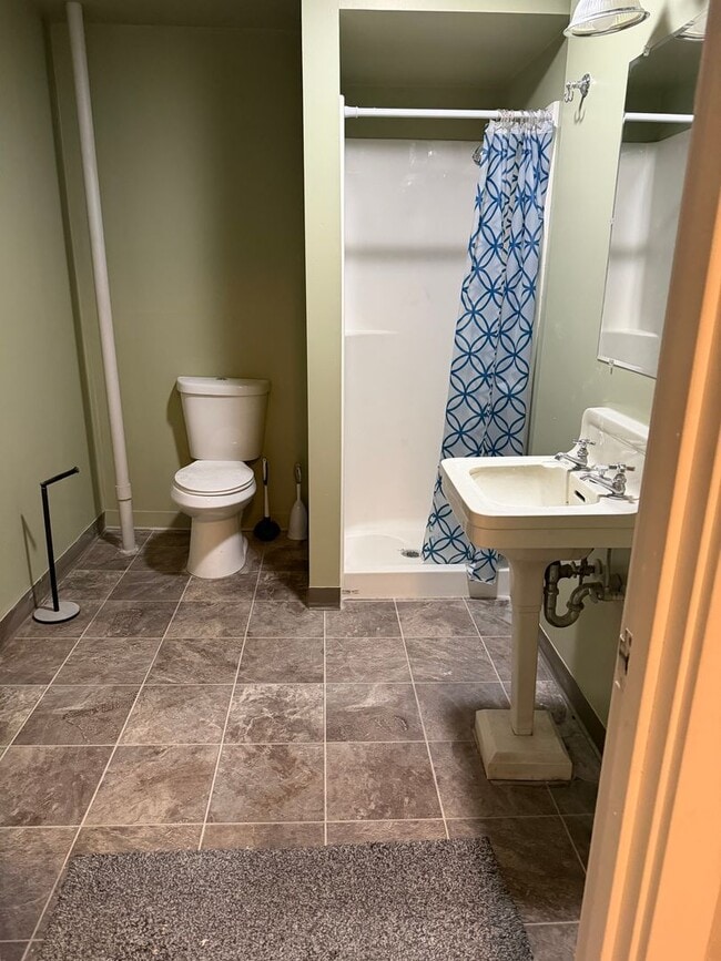 Building Photo - 5 bedroom house next to park