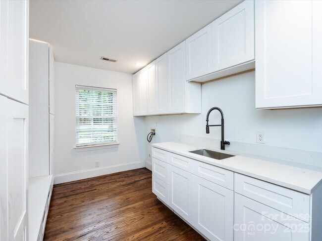 Building Photo - 3109 Forest Lawn Dr