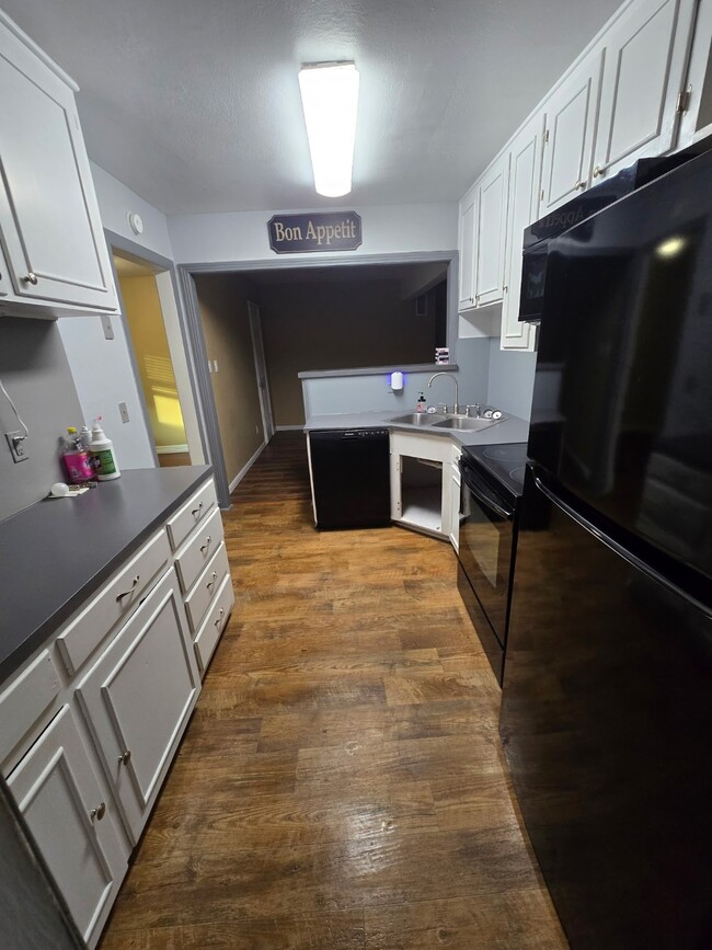 Building Photo - 833 Magnolia St