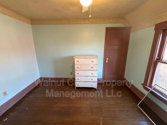 Building Photo - 561 Irondale St