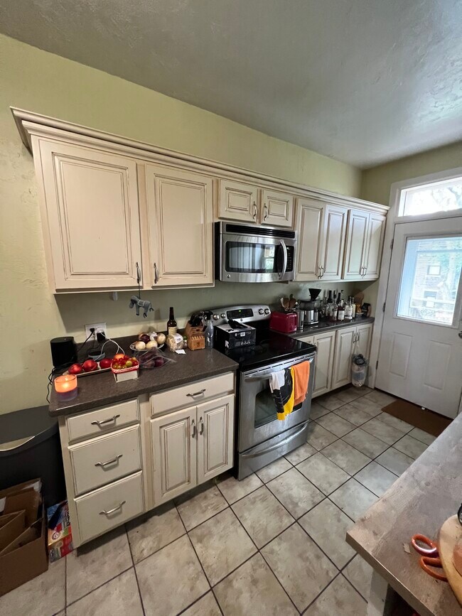 Building Photo - 1527 Saturn Way