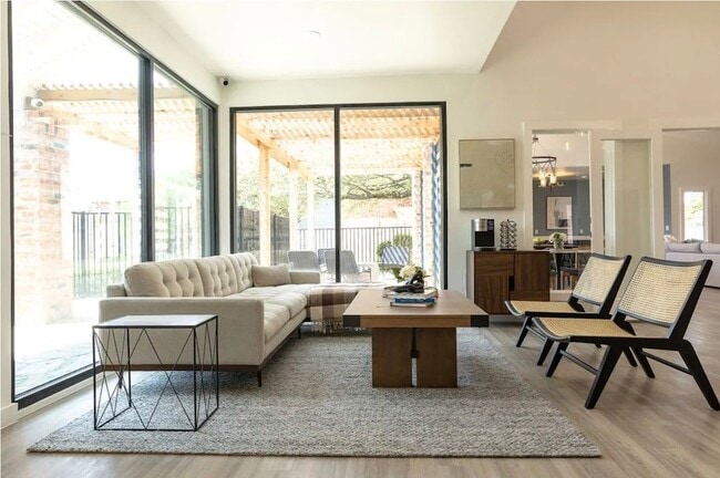 Building Photo - 2170 Thousand Oaks Dr