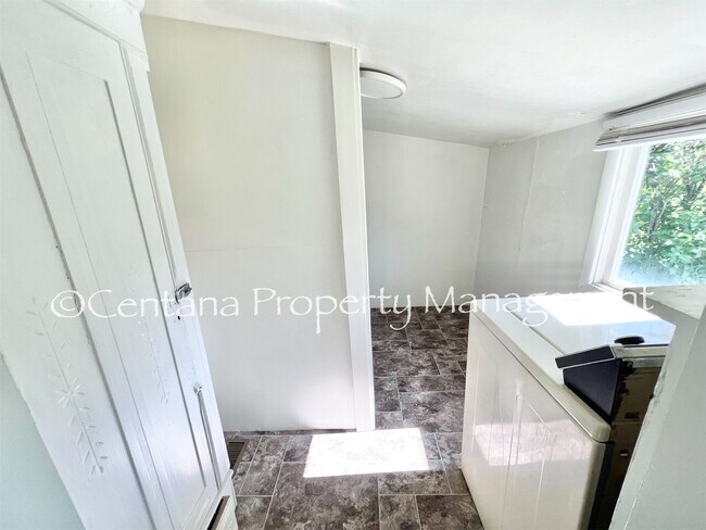 Building Photo - Pet friendly house on Washington!