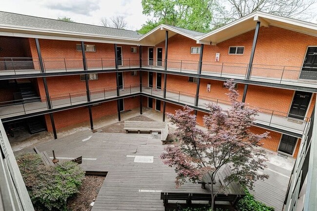 Building Photo - 250 Little St