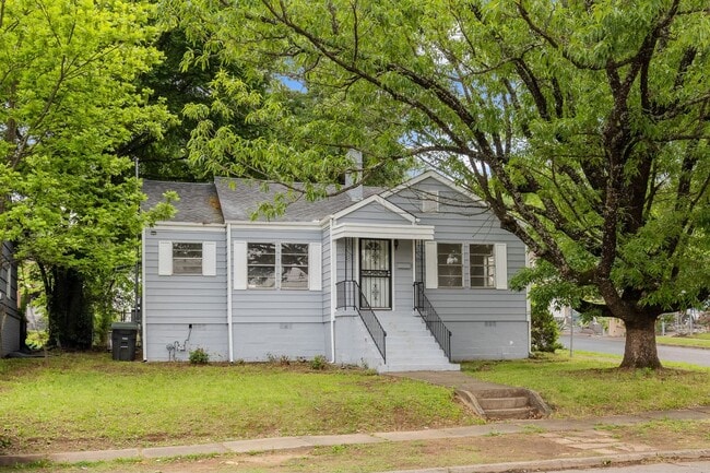 Building Photo - Newly Renovated 3 Bedroom 2 Bath Home Avai...