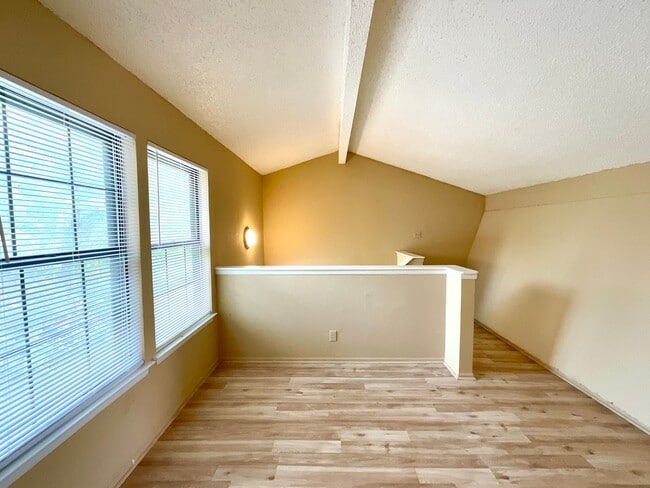 Building Photo - Available Now! 3 Bedroom / 2 Bath Home Nea...