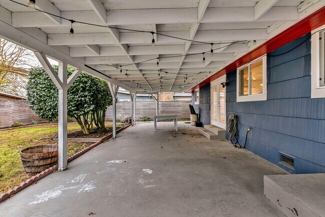 Building Photo - Beacon Hill 2 bed 1 bath home