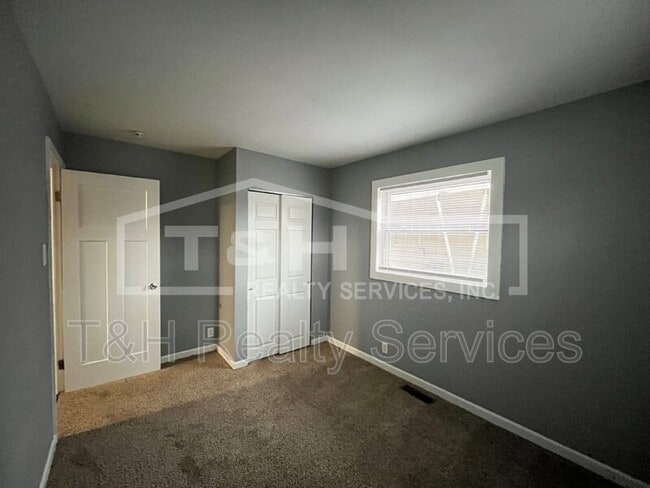 Building Photo - 1330 W Tate St