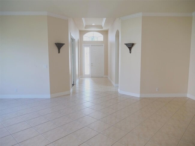Building Photo - 879 SW Pebble Ln