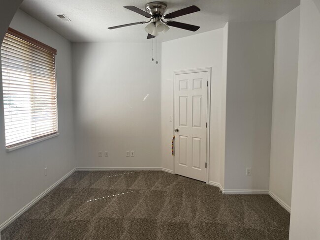 Building Photo - 754 N Bradford Dr